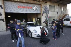 皆でポルシェを囲んで・・・(^_^;) 皆でポルシェを囲んで・・・(^_^;)